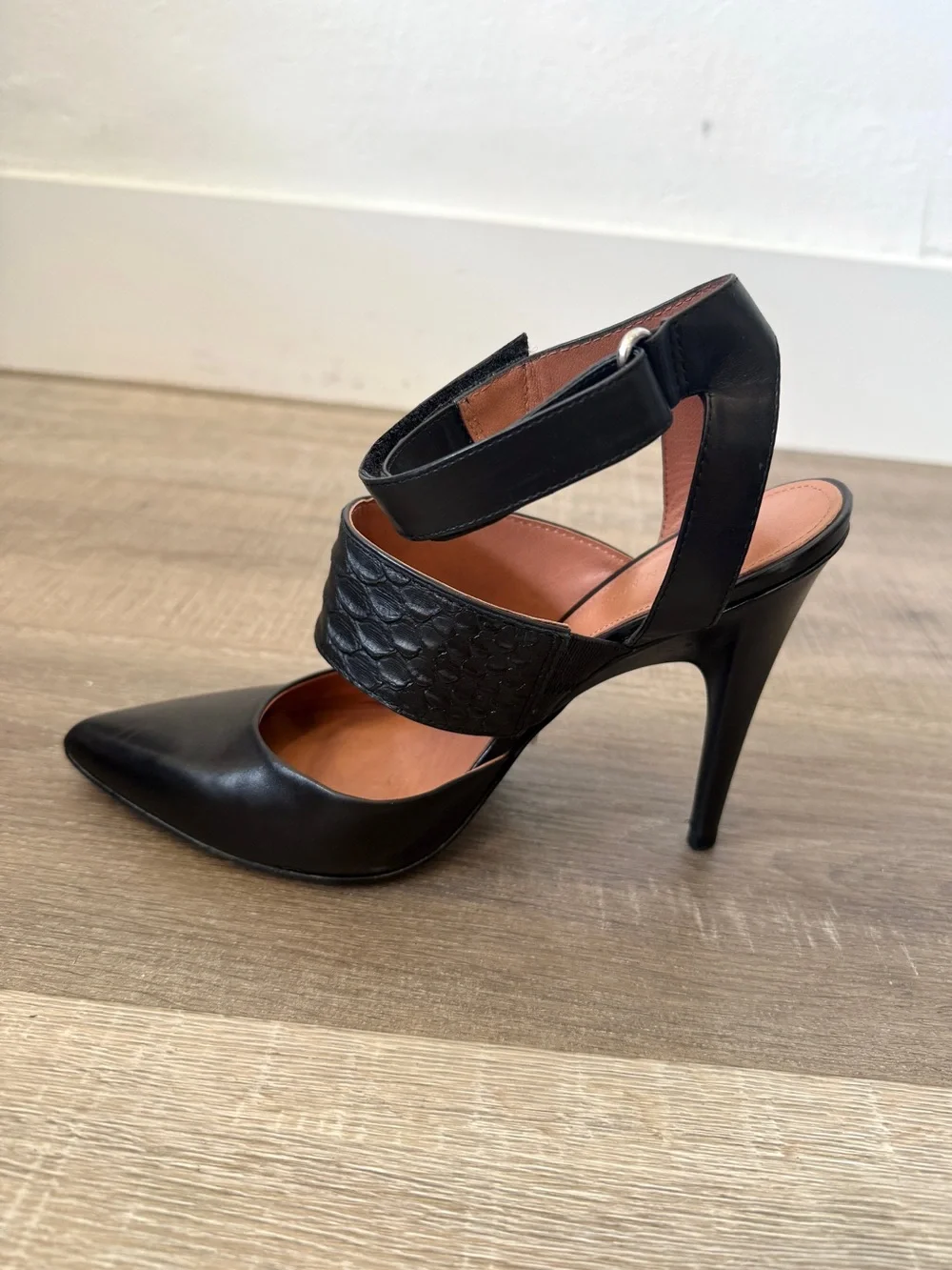 Sigerson Morrison Brielle Size 8 Black Leather Pointed Toe Heels